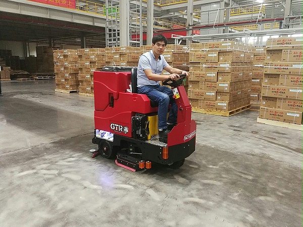 物流仓库驾驶式洗地机案例